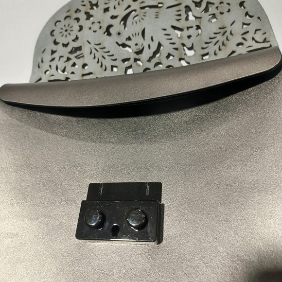 Chic Metallic Crossbody Bag with Gunmetal Chain Strap - Picture 3 of 7